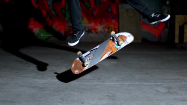 Skater rollen in kickflip truc — Stockvideo