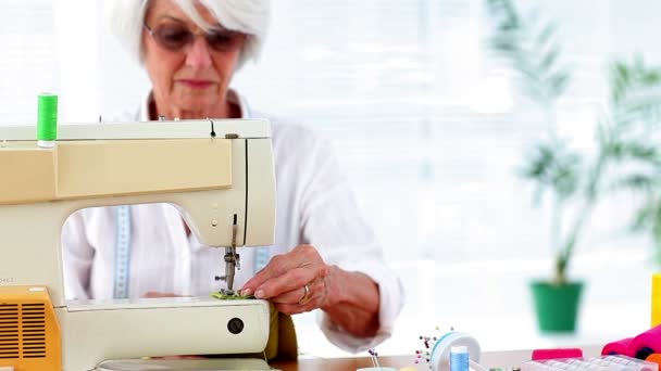 Mujer jubilada usando la máquina de coser — Vídeo de stock