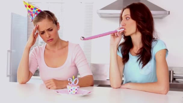 Mujer animando a su amigo molesto en su 30 cumpleaños — Vídeos de Stock