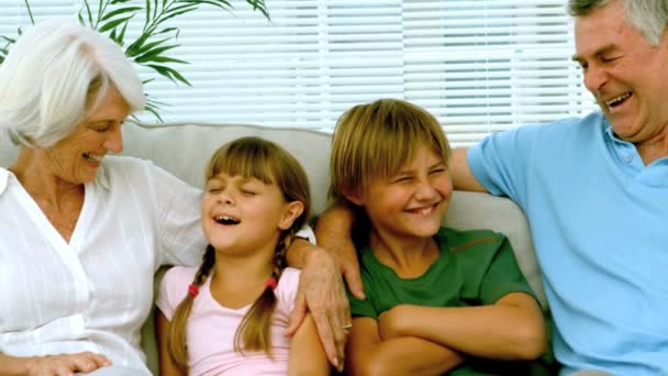 Enfants avec grands-parents sur le canapé — Video