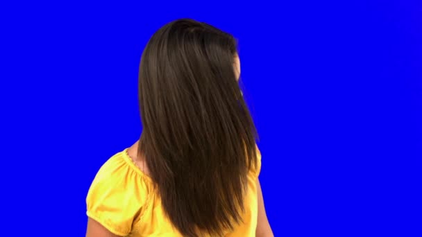 Lachende vrouw gooien haar haren in blauw scherm — Stockvideo