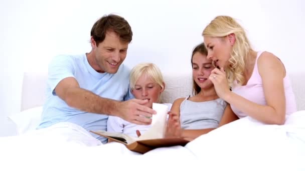 Sevimli aile birlikte okuma — Stok video