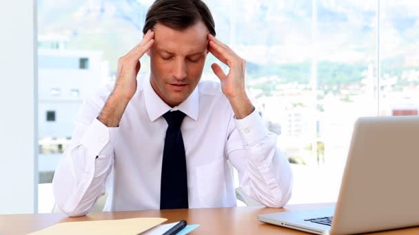 Businessman rubbing temples and looking worried — Stock Video