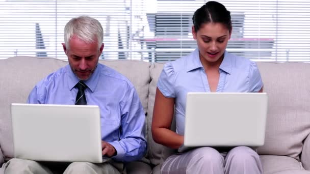 Negocios que trabajan en computadoras portátiles — Vídeo de stock