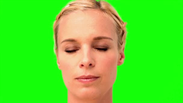 緑色の画面に彼女の怒りを示す女性 — ストック動画