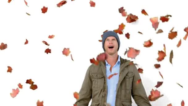 Homme étonnant regardant tomber des feuilles sur écran blanc — Video