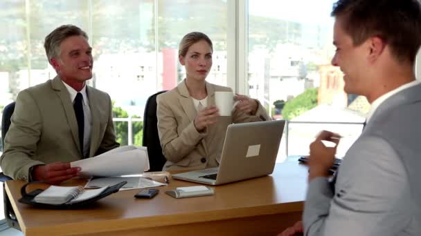 Empresária tomando uma bebida quente durante uma entrevista de emprego — Vídeo de Stock