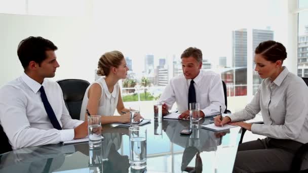 Hombre de negocios hablando con colegas — Vídeo de stock