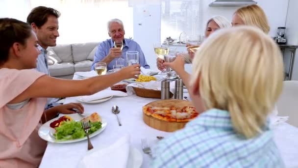 Tostadas familiares en la mesa de la cena — Vídeos de Stock