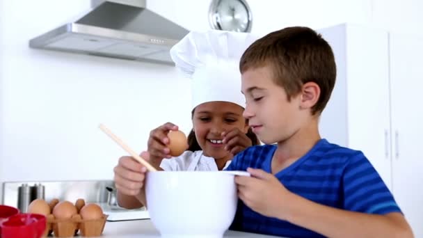 Hermanos haciendo pastelería juntos — Vídeo de stock