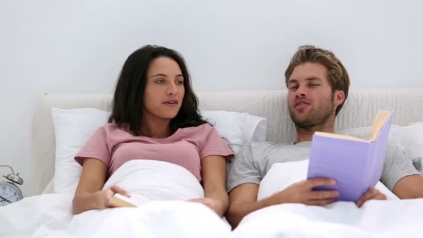 Couple talking about the books they are reading — Stock Video