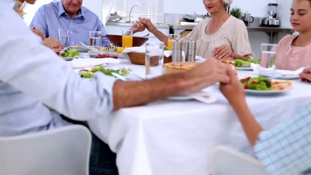 Amplia familia diciendo gracia antes de la cena — Vídeo de stock