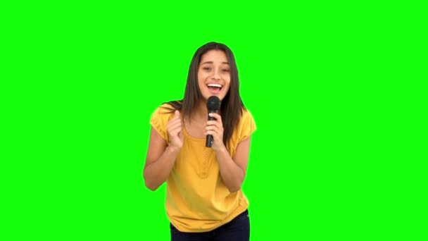 Frau singt und tanzt auf grünem Bildschirm — Stockvideo
