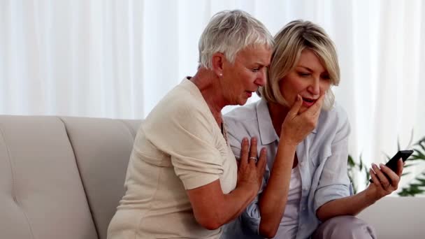 Мать и дочь читают плохие новости в смс — стоковое видео