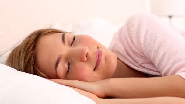 Blonde woman enjoying her sleep — Wideo stockowe