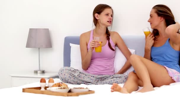Friends enjoying breakfast in bed — Stock Video
