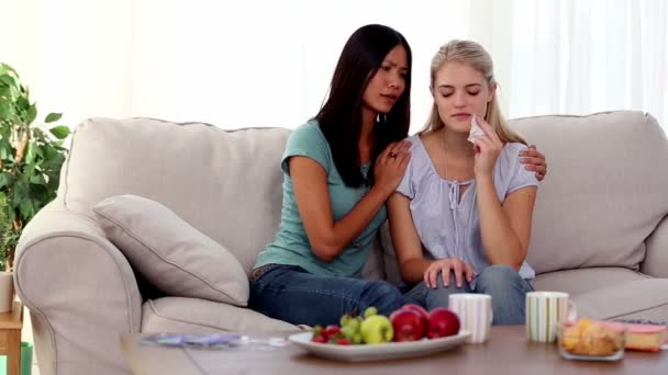 Woman consoling a sad friend — Stock Video