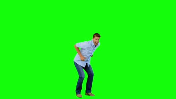 Человек прыгает и жестикулирует на зеленом экране — стоковое видео