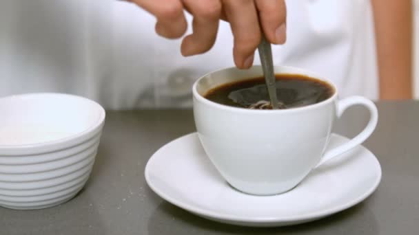 Mano revolviendo taza de café de cerca — Vídeos de Stock