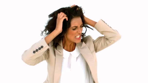 Mujer de negocios estresada sacudiéndose el pelo — Vídeos de Stock