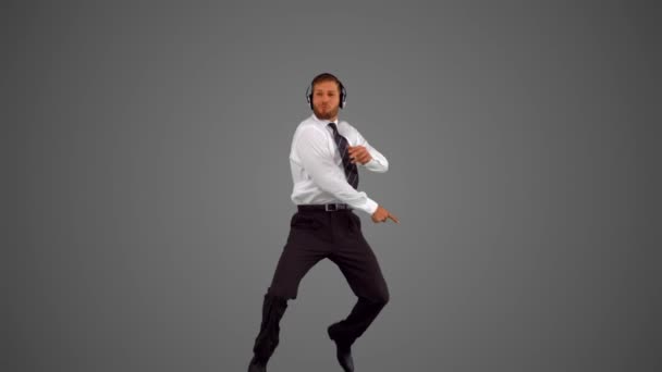 Бизнесмен прыгает и слушает музыку и диско танцы — стоковое видео