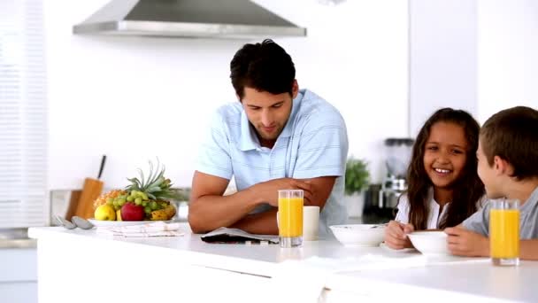 Pai tomando café da manhã com seus filhos e beber café — Vídeo de Stock