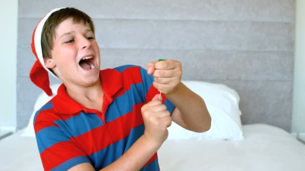 Niño feliz usando fiesta popper en el dormitorio — Vídeos de Stock