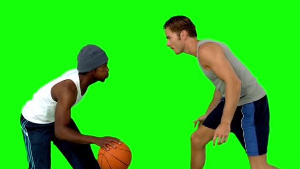 Män spelar på basket — Stockvideo