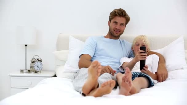 Vader en zoon samen tv kijken — Stockvideo