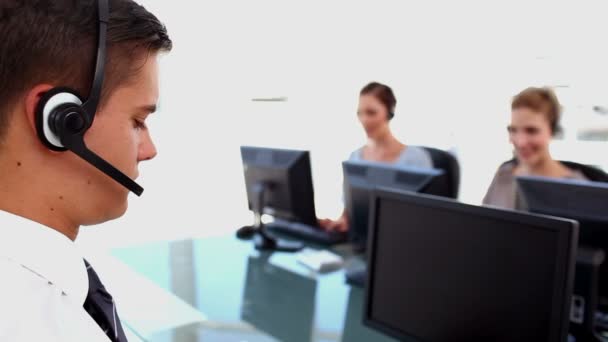 Entreprise confiante travaillant dans un centre d'appels — Video