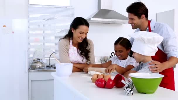 Family baking together — Stock Video