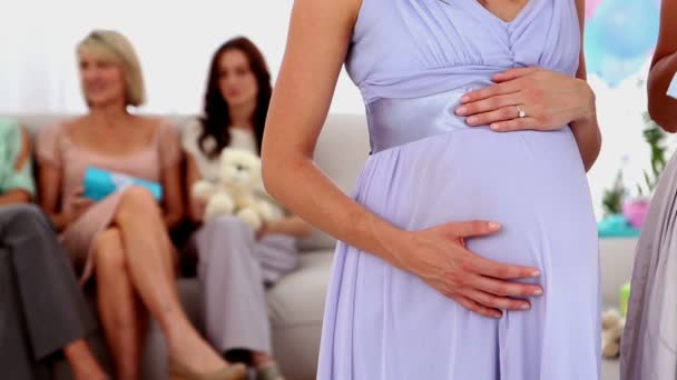 Беременная женщина получает голубого ребенка гро от своей подруги — стоковое видео