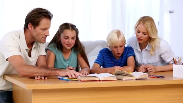 Pais fazendo lição de casa com seus filhos — Vídeo de Stock