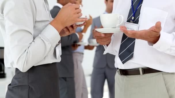 Charlar de negocios durante el descanso de café — Vídeo de stock