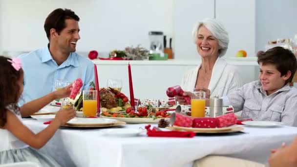 Fratello e sorella tirando cracker di Natale — Video Stock