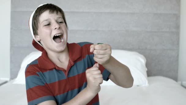 Lycklig pojke med part popper i sovrummet i svart och vitt — Stockvideo