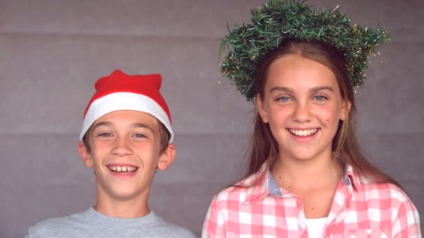 Hermanos listos para celebrar la Navidad — Vídeo de stock