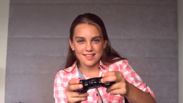 Girl playing at video game — Stock Video