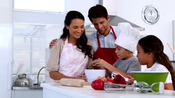 Familia preparando pastelería juntos — Vídeos de Stock