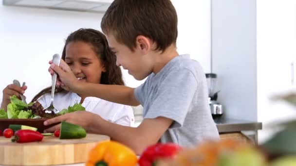 Hermanos haciendo ensalada juntos — Vídeos de Stock