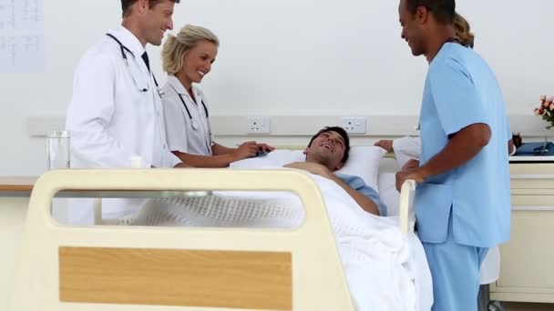 Equipe médica em pé ao redor do paciente — Vídeo de Stock