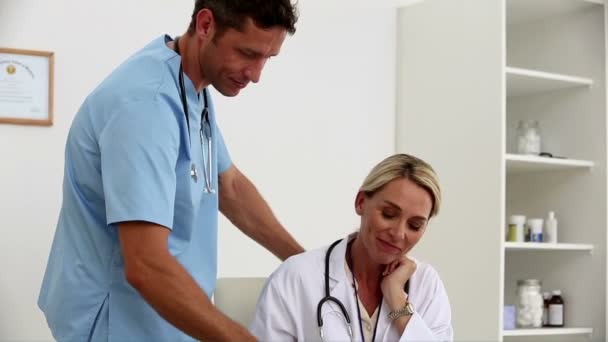 Médicos conversando juntos enquanto falam sobre um paciente — Vídeo de Stock