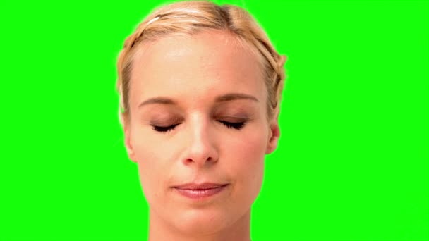 Woman smiling and looking at the camera on green screen — Stock Video