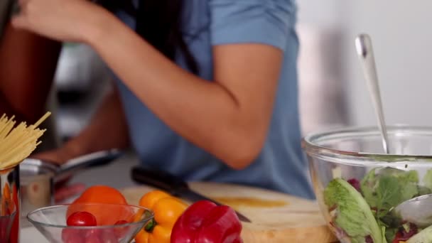Birlikte mutfakta yemek kadın — Stok video