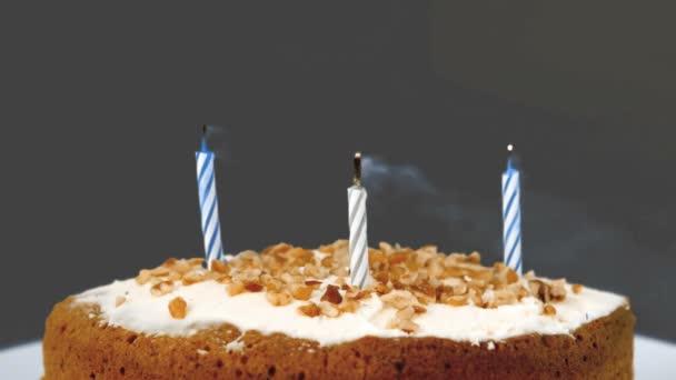 Velas de cumpleaños que se extinguen — Vídeo de stock