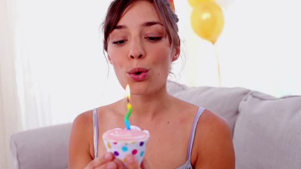 Menina de aniversário soprando a vela no cupcake — Vídeo de Stock