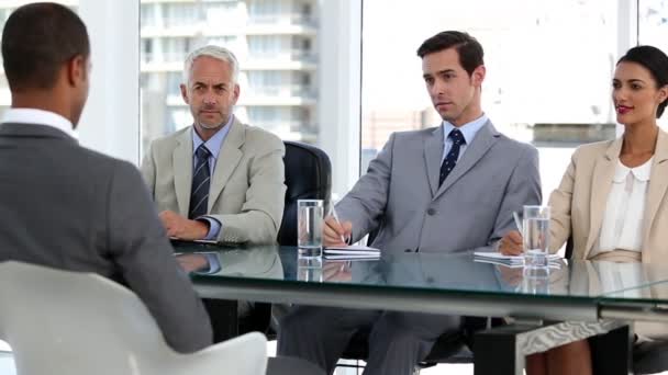 Negocios entrevistando a un candidato — Vídeo de stock