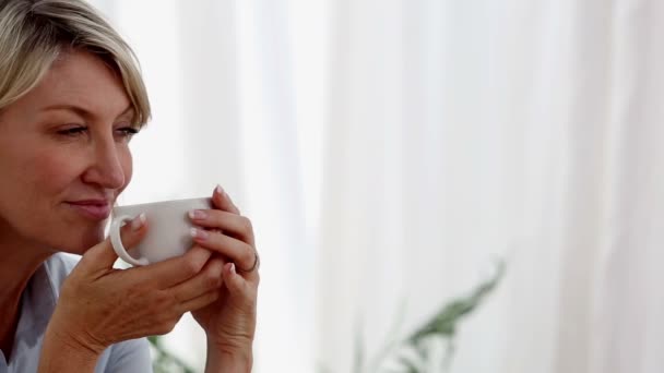 Femme détendue buvant une tasse de thé — Video