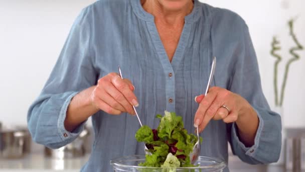 Mujer preparando ensalada saludable — Vídeos de Stock