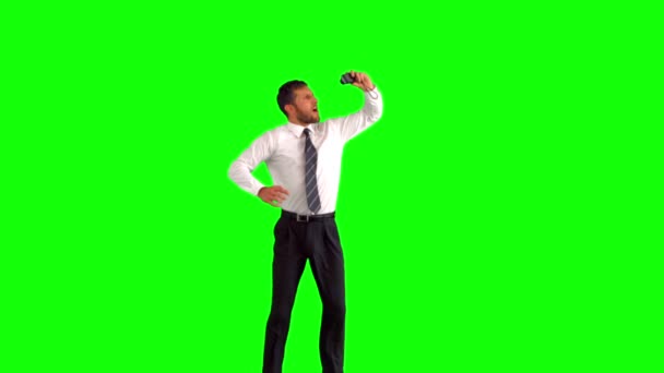 Бизнесмен делает автопортрет во время прыжка — стоковое видео